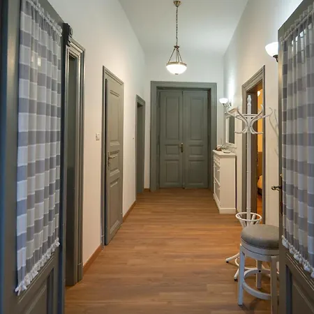 Apartman Kinsley 1 *